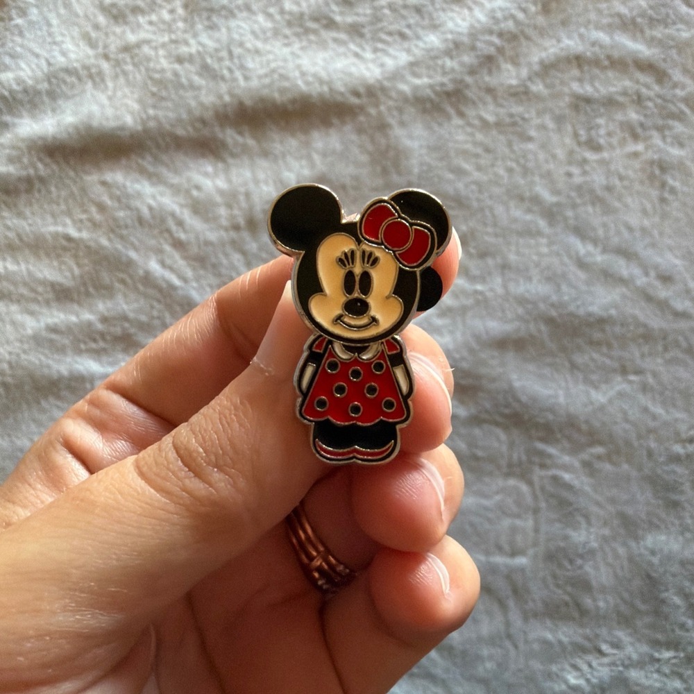Disney Minnie Mouse Red Polka Dot Dress Bow Mystery Trading Pin - C255